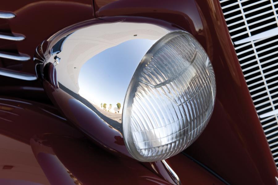 Детали экстерьера Auburn 851 Salon Phaeton Sedan 1935 года  (фото 9 из 11)